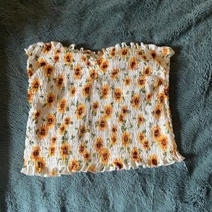 Fun little croptop! It’s very stretchy!